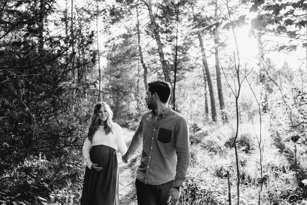 Babybauchshooting an der idyllischen Isar