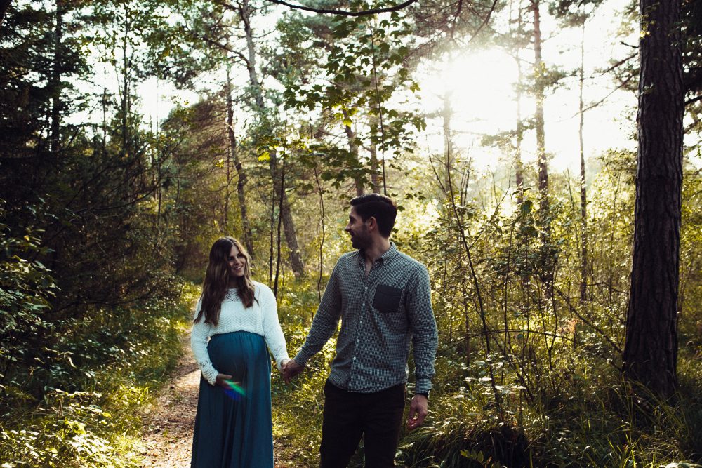 Babybauchshooting an der idyllischen Isar