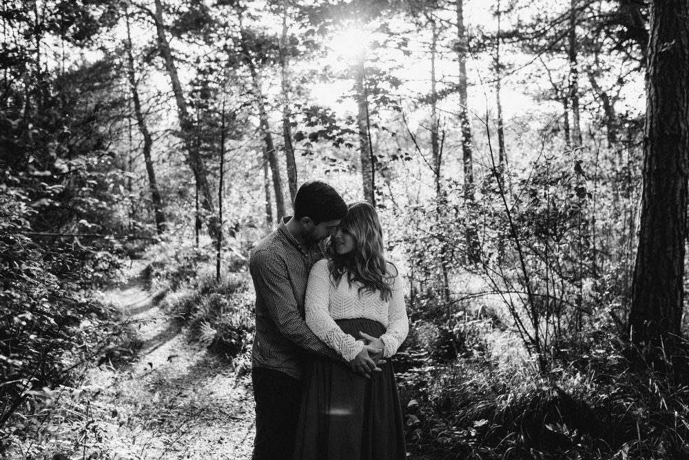Babybauchshooting an der idyllischen Isar