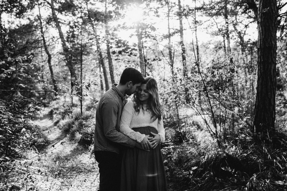 Babybauchshooting an der idyllischen Isar