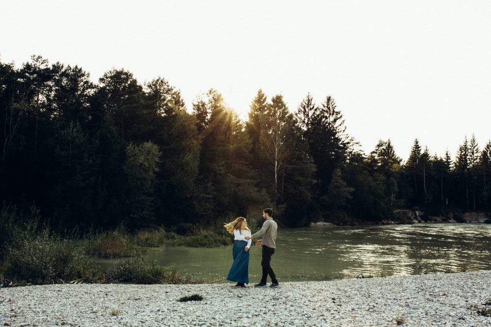 Babybauchshooting an der idyllischen Isar