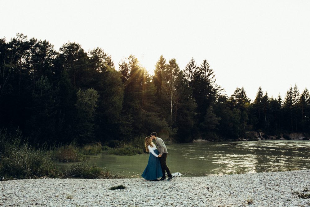 Babybauchshooting an der idyllischen Isar