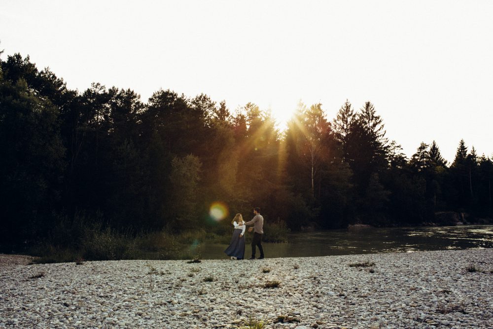 Babybauchshooting an der idyllischen Isar