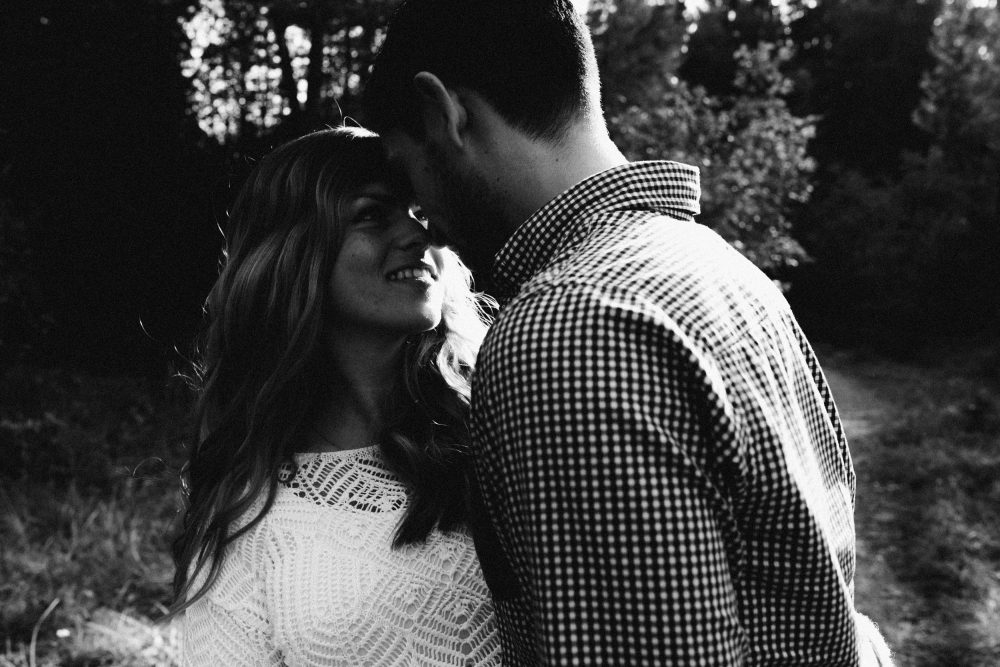 Babybauchshooting an der idyllischen Isar