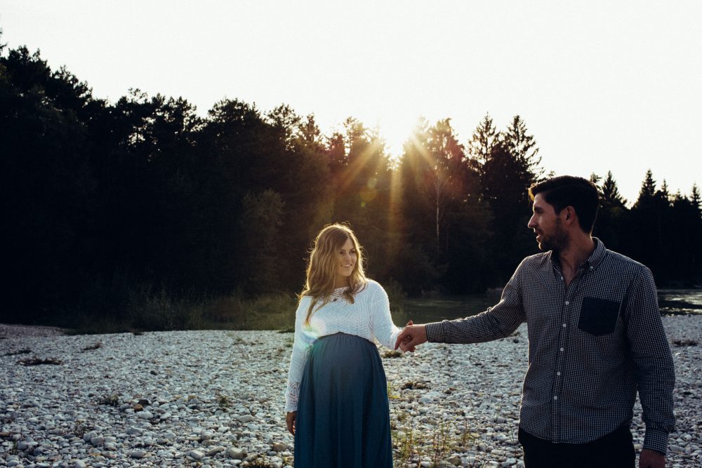 Babybauchshooting an der idyllischen Isar