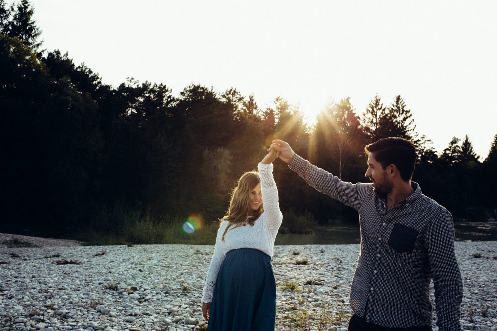 Babybauchshooting an der idyllischen Isar