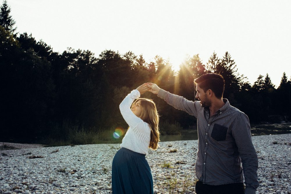 Babybauchshooting an der idyllischen Isar