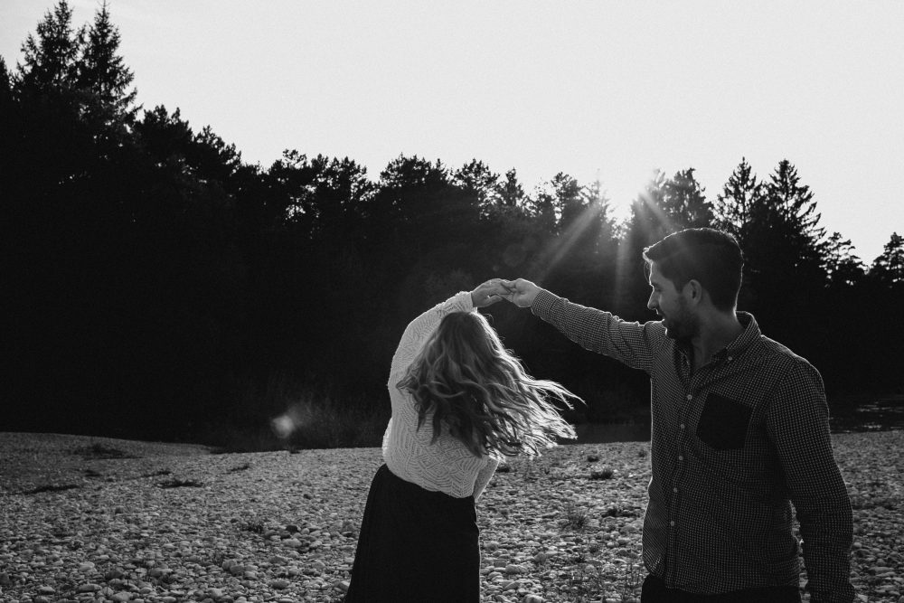 Babybauchshooting an der idyllischen Isar