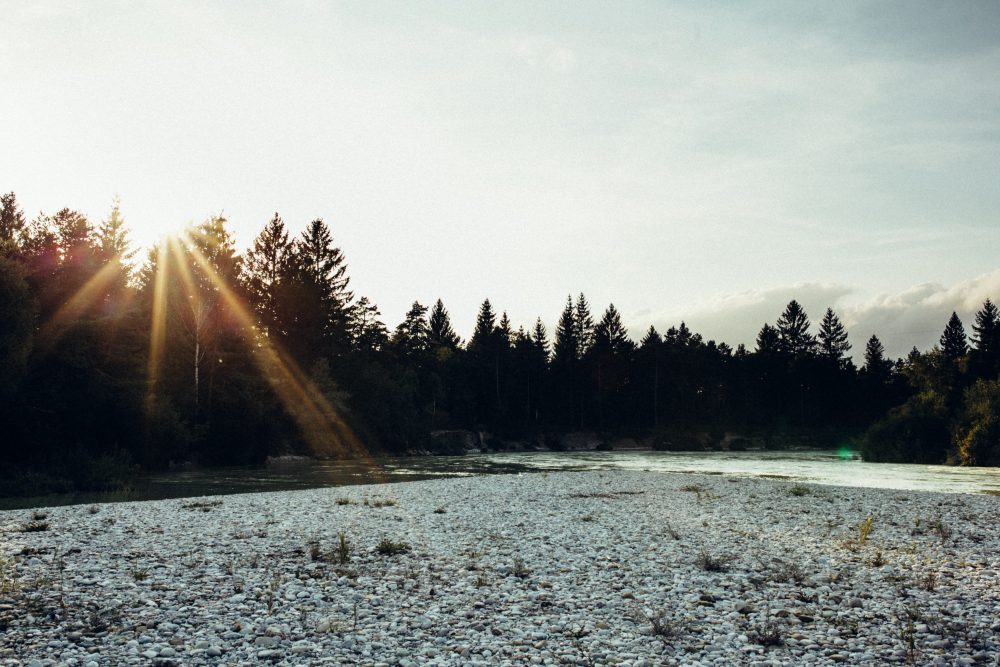 Babybauchshooting an der idyllischen Isar