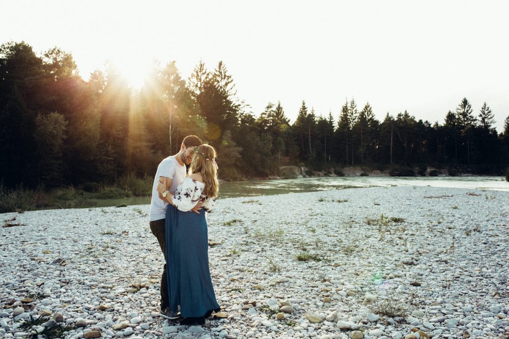 Babybauchshooting an der idyllischen Isar