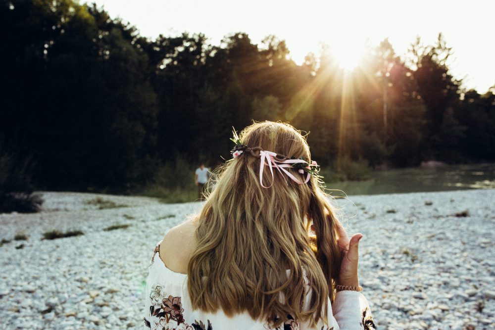 Babybauchshooting an der idyllischen Isar