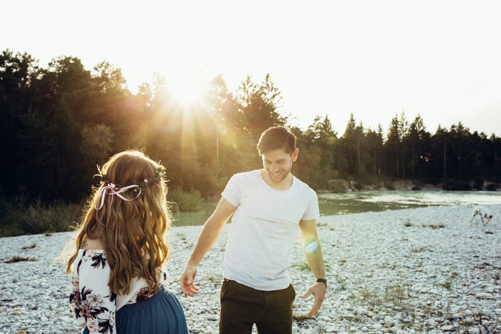 Babybauchshooting an der idyllischen Isar