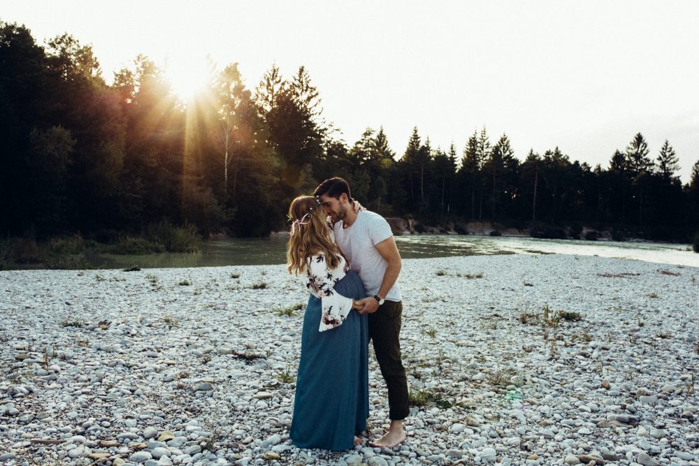 Babybauchshooting an der idyllischen Isar
