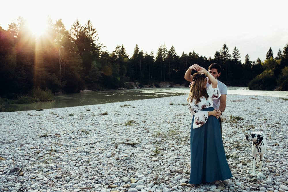 Babybauchshooting an der idyllischen Isar