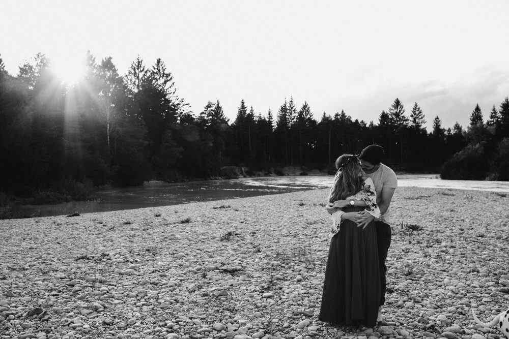 Babybauchshooting an der idyllischen Isar