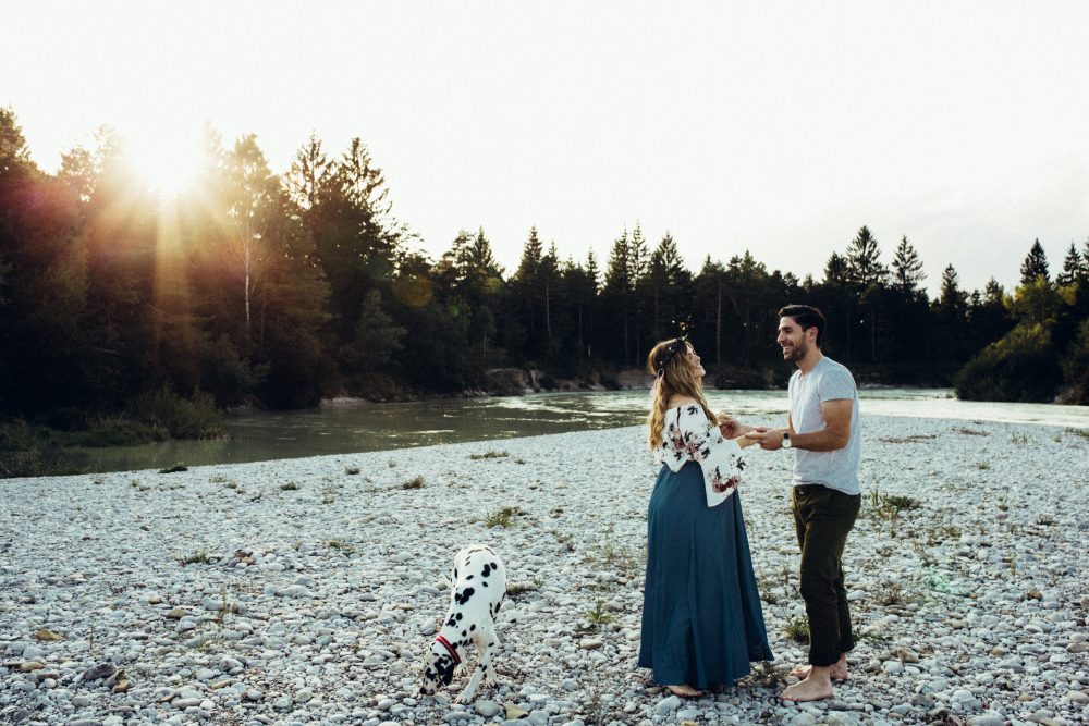 Babybauchshooting an der idyllischen Isar
