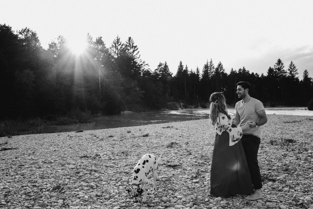 Babybauchshooting an der idyllischen Isar