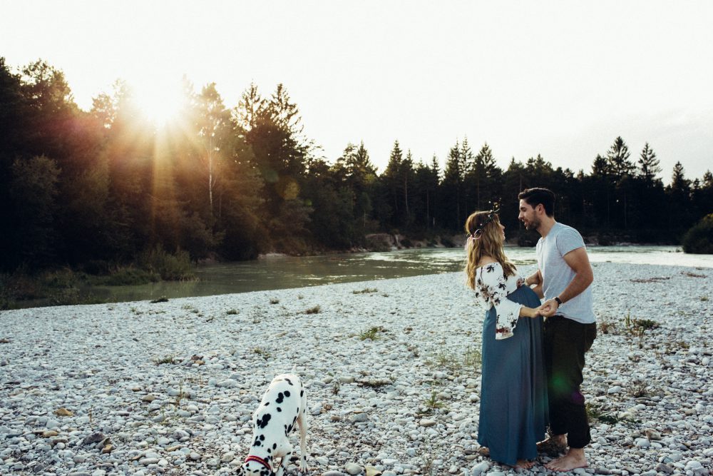 Babybauchshooting an der idyllischen Isar