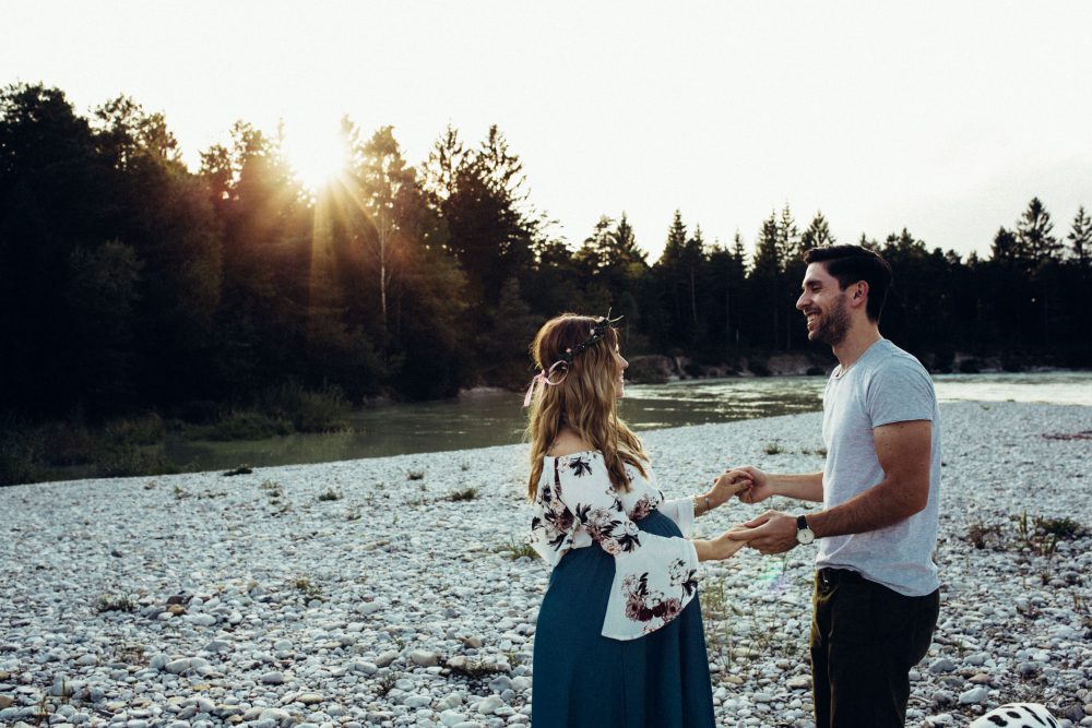 Babybauchshooting an der idyllischen Isar