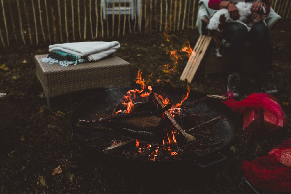 Herbstfeuer und Kochen mit der Peka im Garten