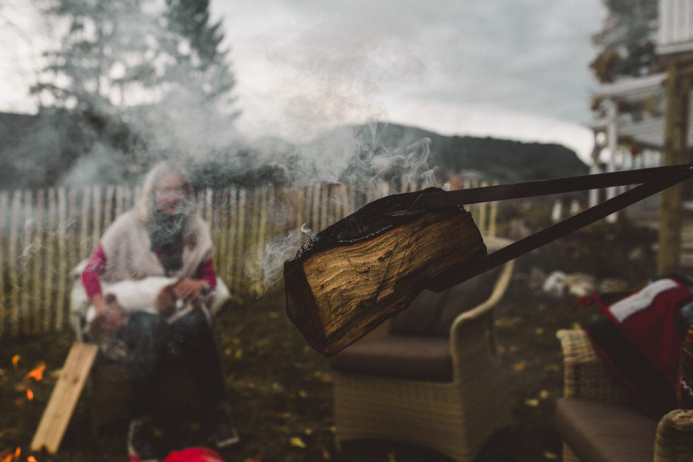 Herbstfeuer und Kochen mit der Peka im Garten