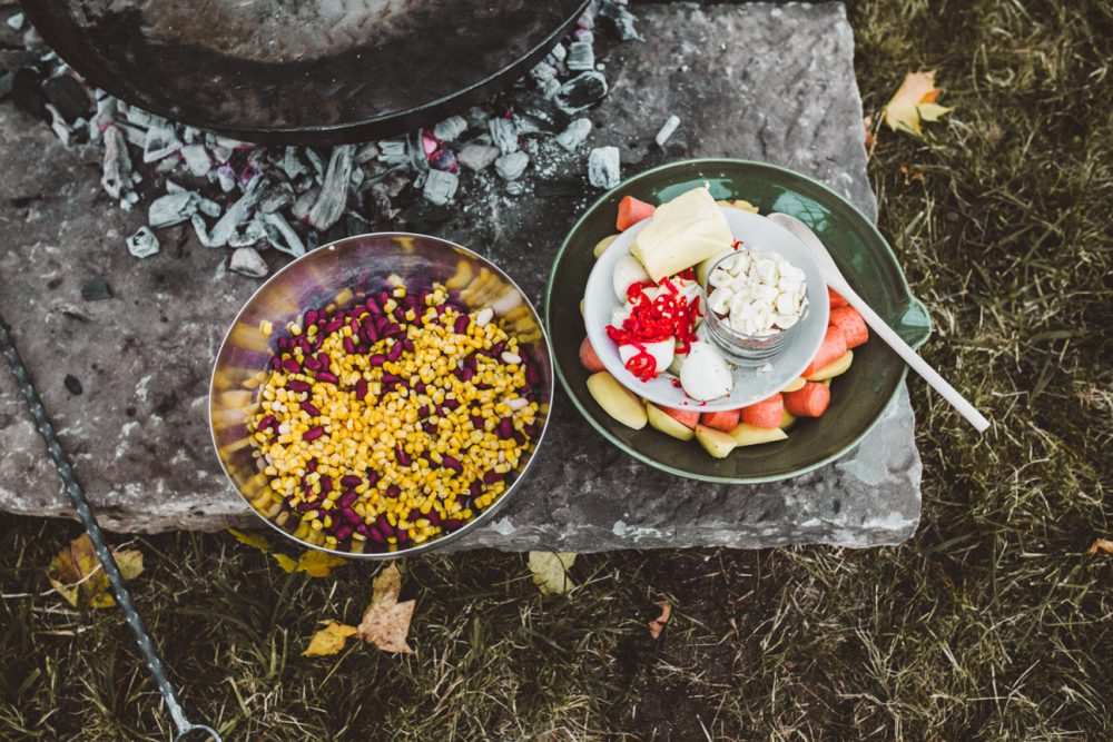 Herbstfeuer und Kochen mit der Peka im Garten