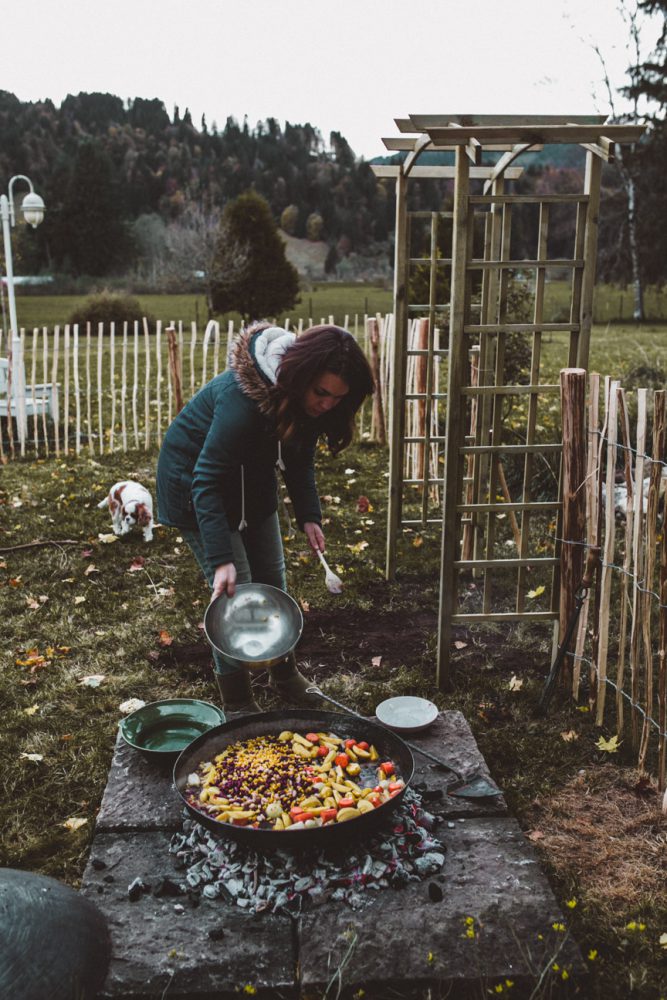 Herbstfeuer und Kochen mit der Peka im Garten