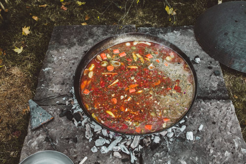 Herbstfeuer und Kochen mit der Peka im Garten