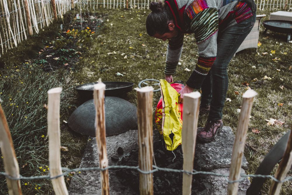 Herbstfeuer und Kochen mit der Peka im Garten