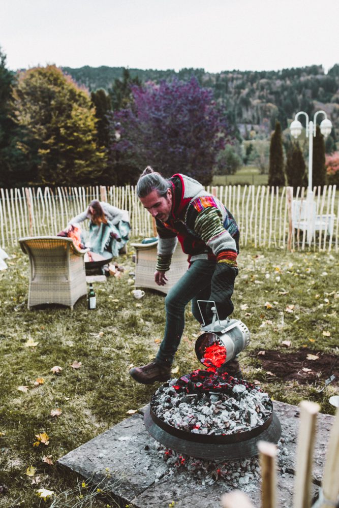 Herbstfeuer und Kochen mit der Peka im Garten
