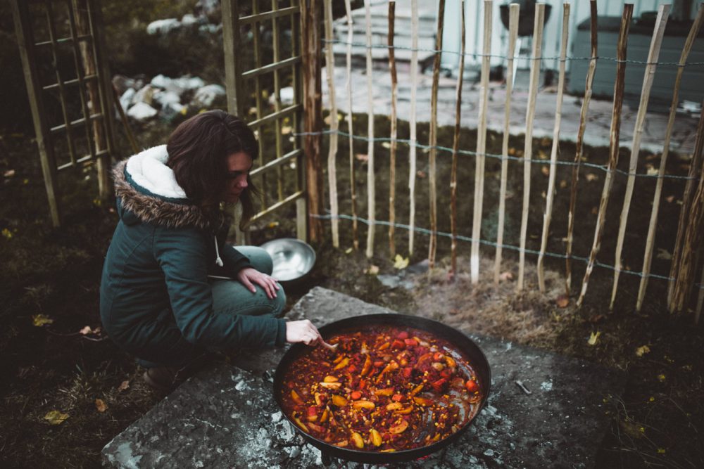 Herbstfeuer und Kochen mit der Peka im Garten