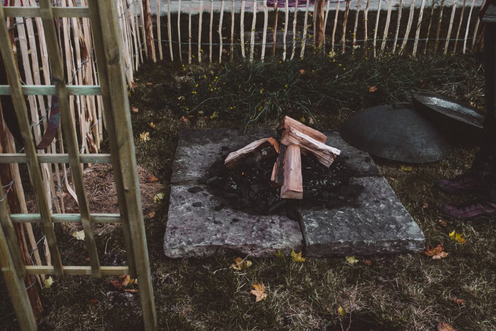 Herbstfeuer und Kochen mit der Peka im Garten