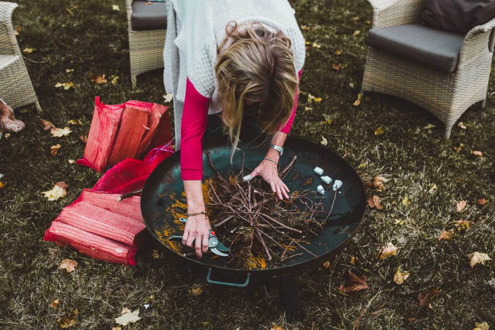Herbstfeuer und Kochen mit der Peka im Garten