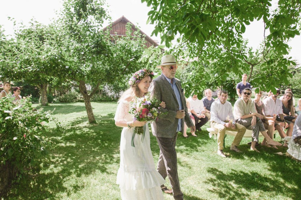 Barfuß Hippie Scheunen-Hochzeit in der alten Tenne bei Moosinning