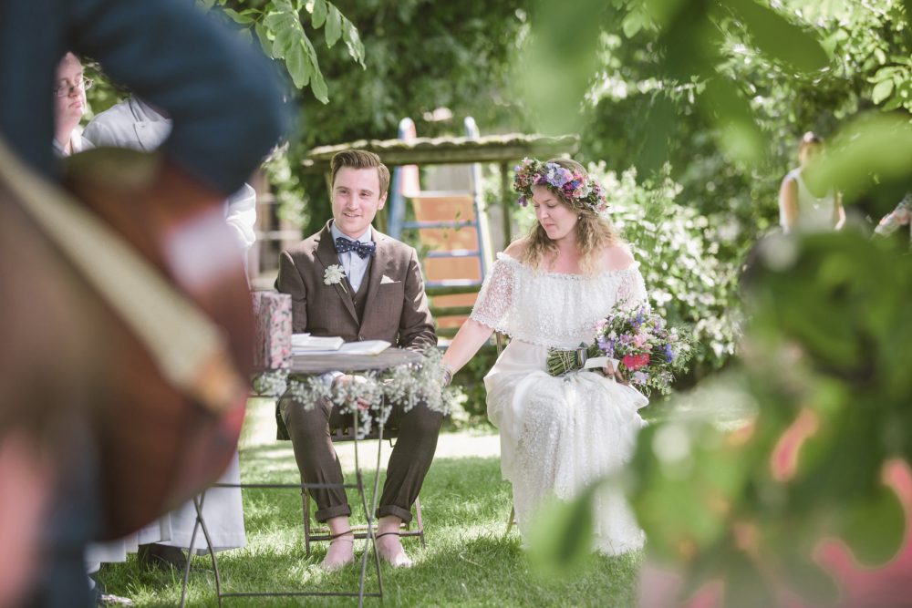 Barfuß Hippie Scheunen-Hochzeit in der alten Tenne bei Moosinning