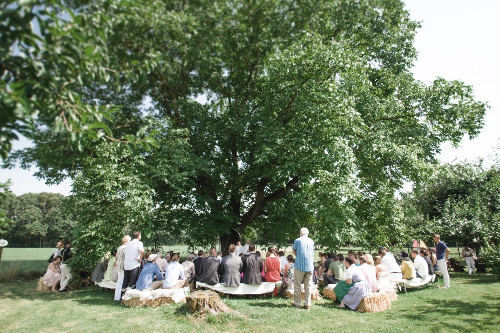 Barfuß Hippie Scheunen-Hochzeit in der alten Tenne bei Moosinning