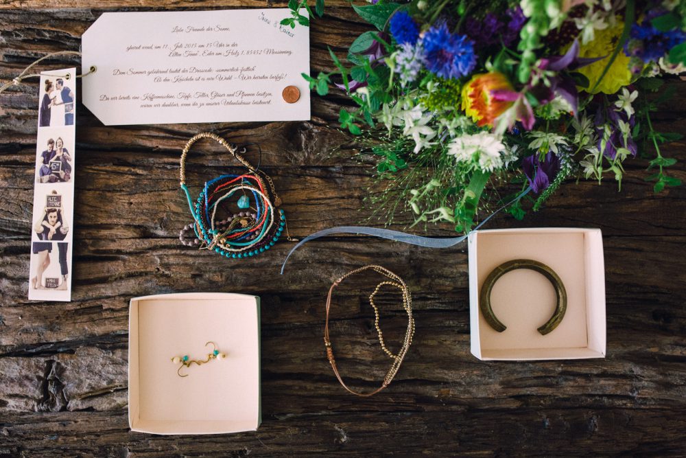 Barfuß Hippie Scheunen-Hochzeit in der alten Tenne bei Moosinning