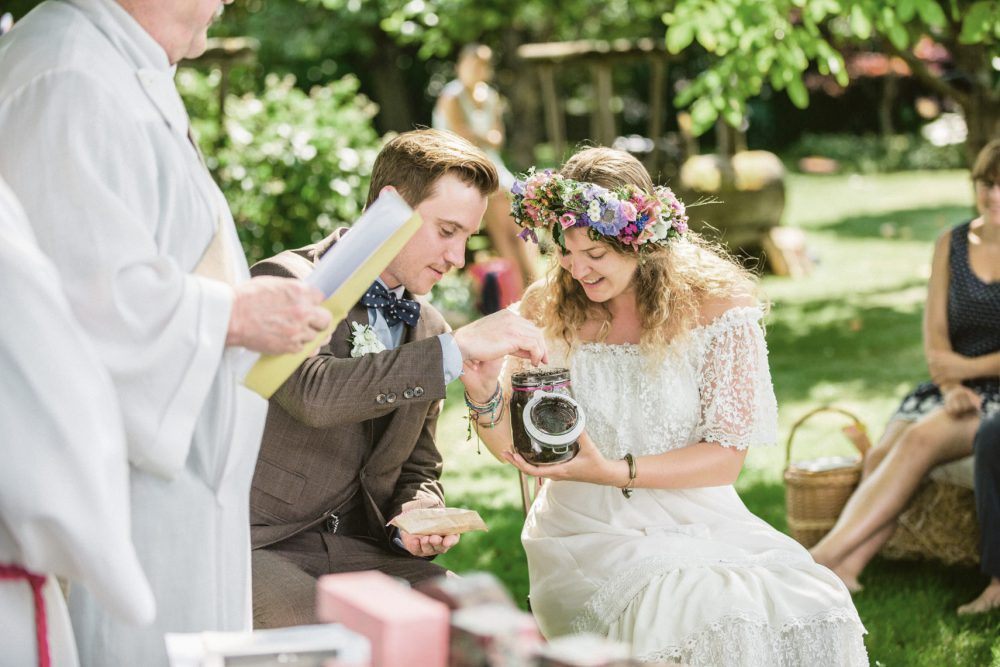 Barfuß Hippie Scheunen-Hochzeit in der alten Tenne bei Moosinning