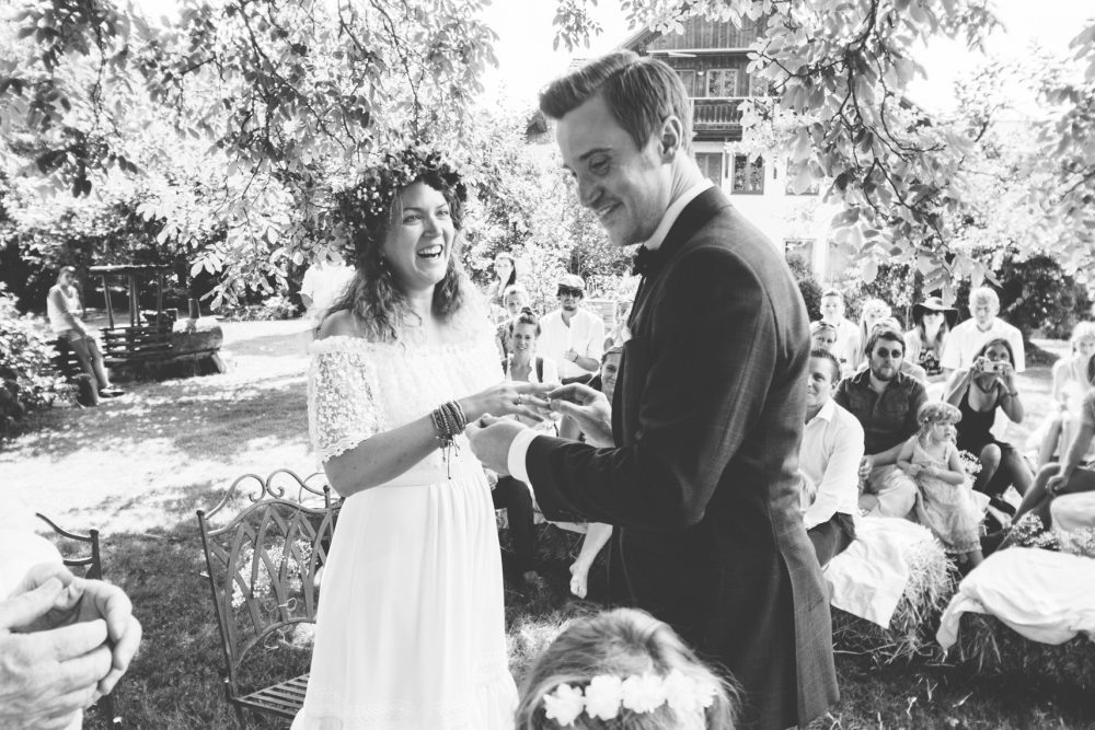 Barfuß Hippie Scheunen-Hochzeit in der alten Tenne bei Moosinning