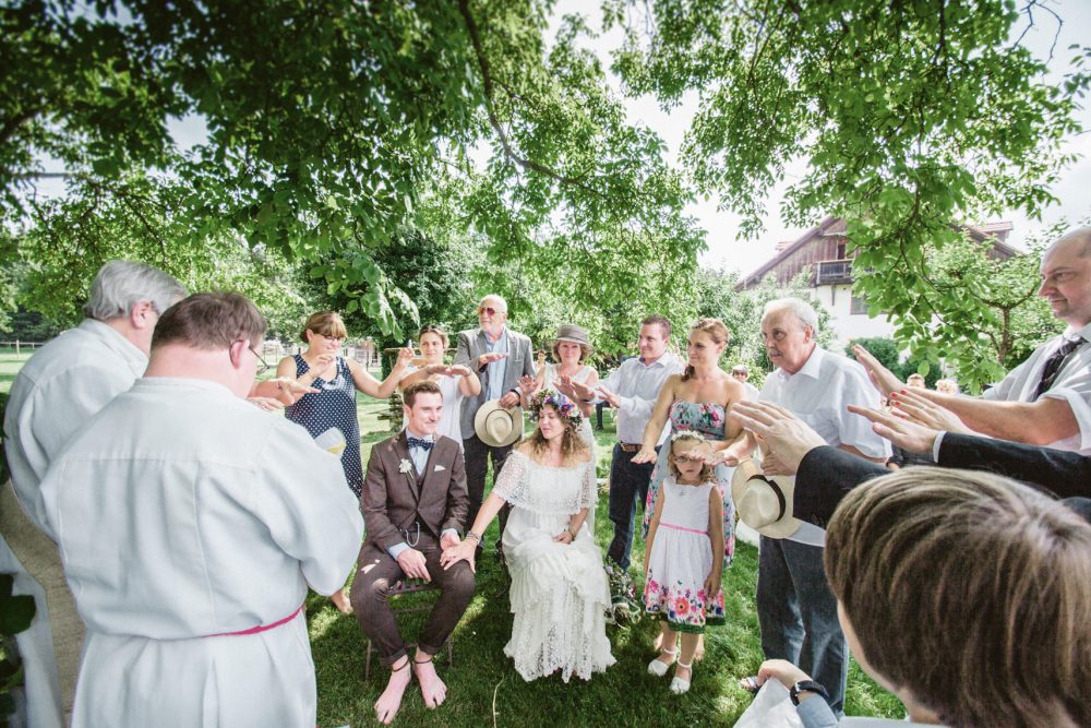Barfuß Hippie Scheunen-Hochzeit in der alten Tenne bei Moosinning
