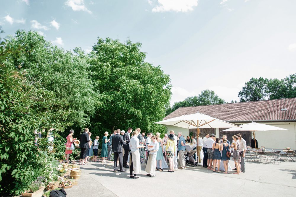 Barfuß Hippie Scheunen-Hochzeit in der alten Tenne bei Moosinning