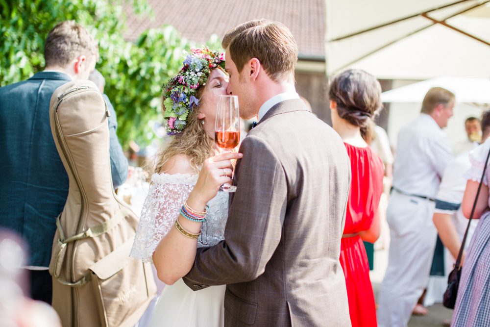 Barfuß Hippie Scheunen-Hochzeit in der alten Tenne bei Moosinning