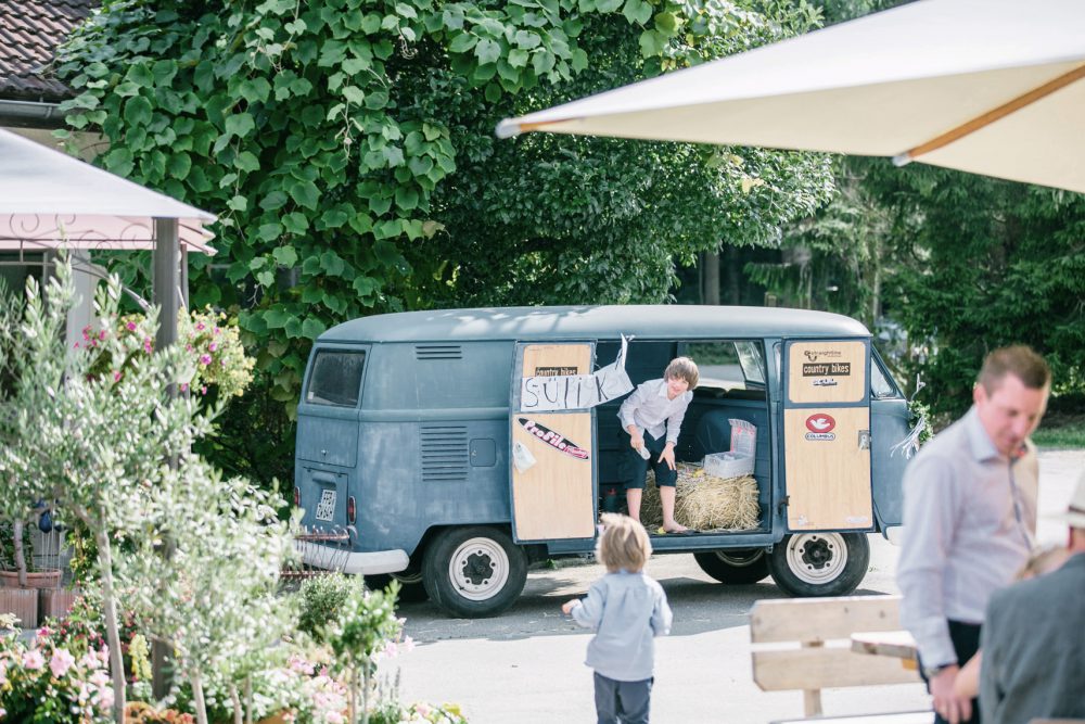 Barfuß Hippie Scheunen-Hochzeit in der alten Tenne bei Moosinning