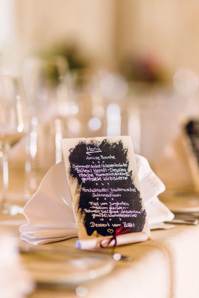 Barfuß Hippie Scheunen-Hochzeit in der alten Tenne bei Moosinning