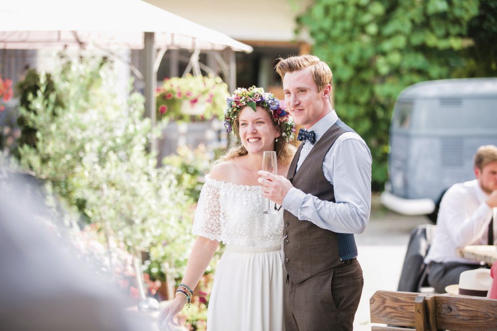 Barfuß Hippie Scheunen-Hochzeit in der alten Tenne bei Moosinning