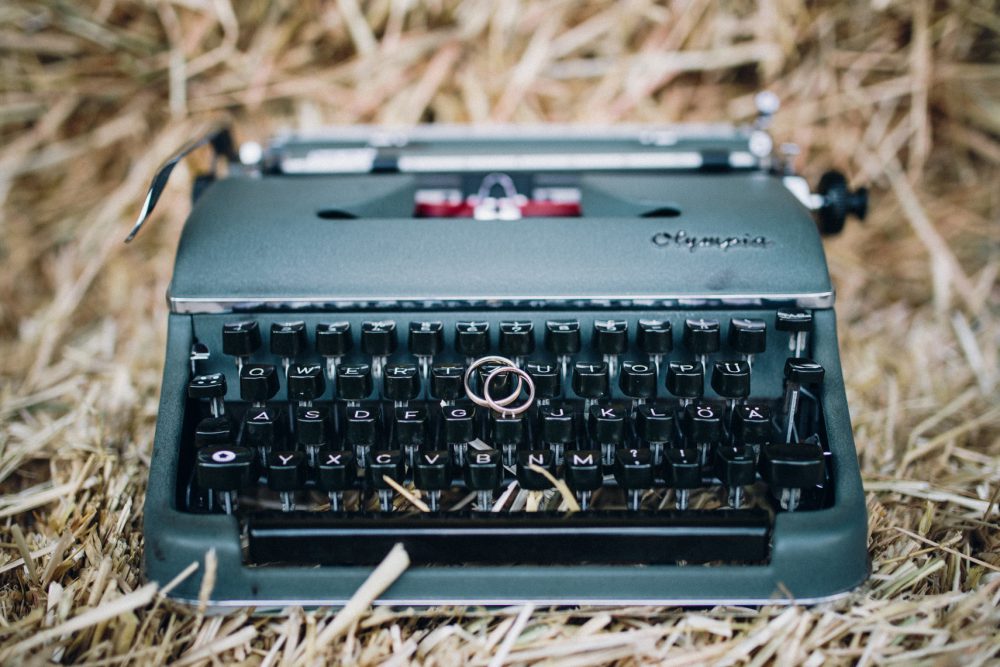 Barfuß Hippie Scheunen-Hochzeit in der alten Tenne bei Moosinning