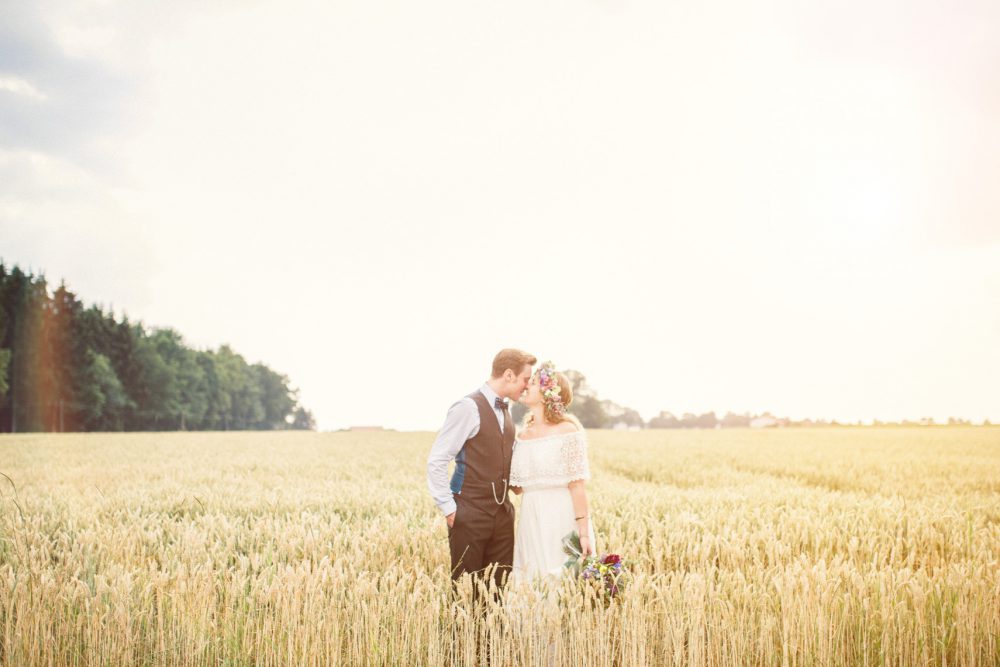 Barfuß Hippie Scheunen-Hochzeit in der alten Tenne bei Moosinning