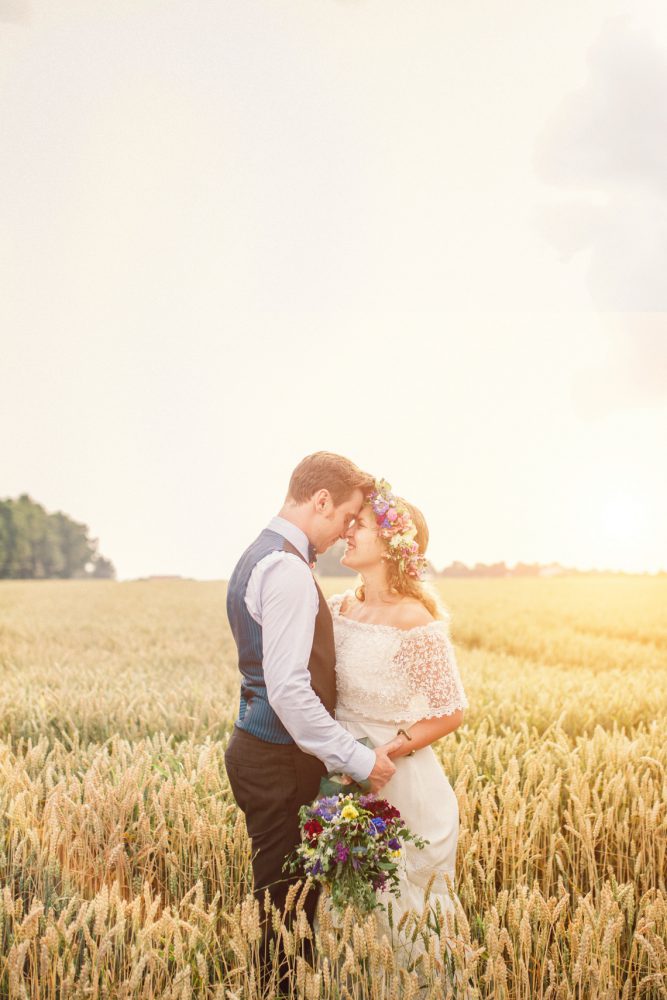 Barfuß Hippie Scheunen-Hochzeit in der alten Tenne bei Moosinning