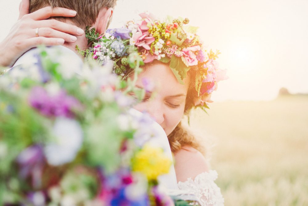 Barfuß Hippie Scheunen-Hochzeit in der alten Tenne bei Moosinning