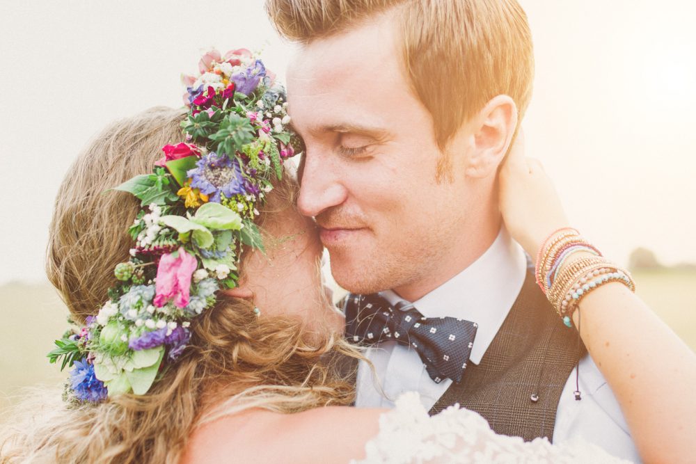 Barfuß Hippie Scheunen-Hochzeit in der alten Tenne bei Moosinning